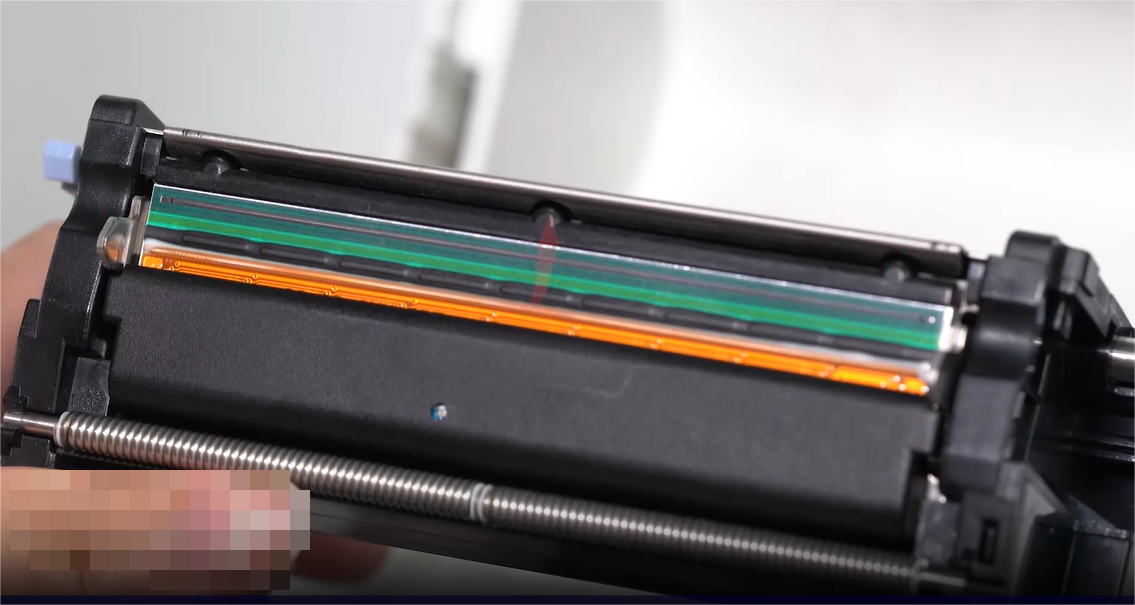 Een close-up of a person carefully cleaning an electronic component with a swab.