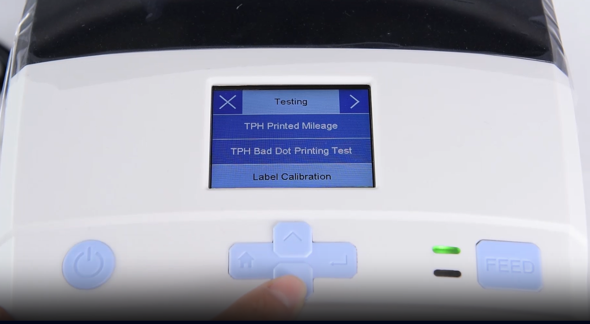 Een close-up of a machine's digital interface showing a testing menu.