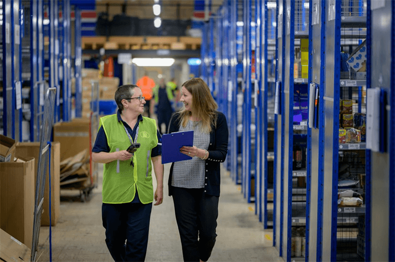 Warehouse worker using barcodescanner